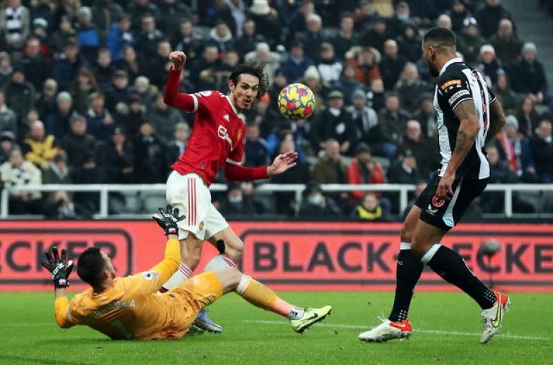Cavani strikes as Man United scrape draw at Newcastle : The standard Sports