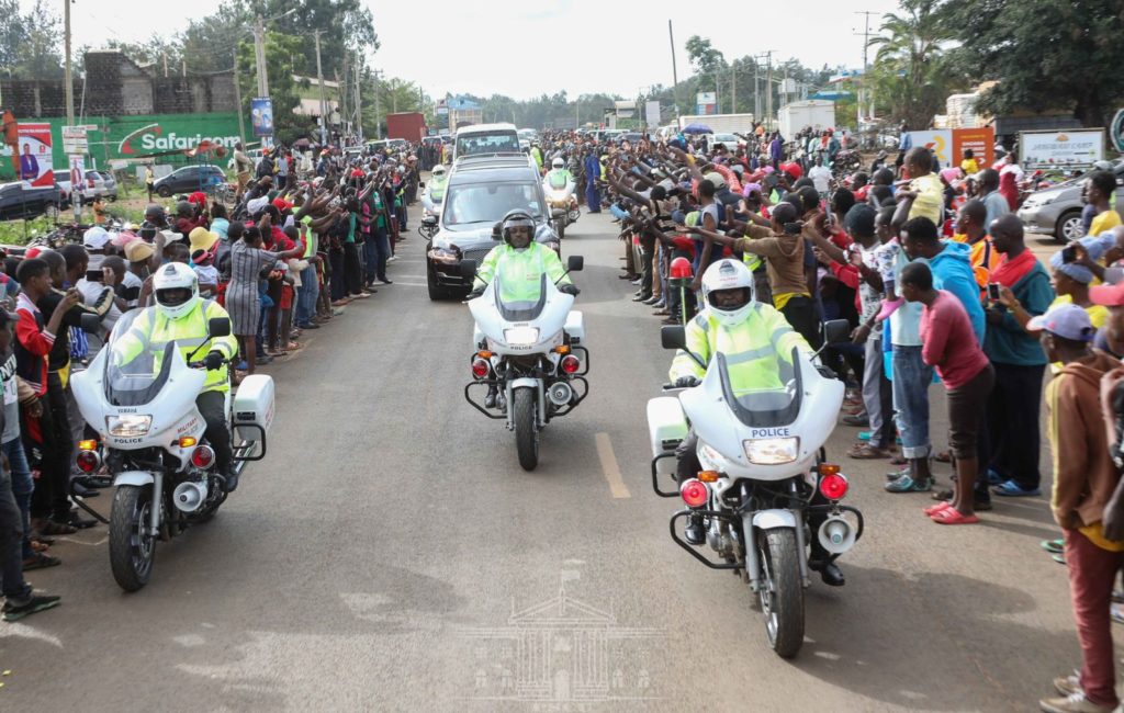 White handkerchiefs waved at Kibaki's cortege in Karatina enroute to Othaya » Capital News
