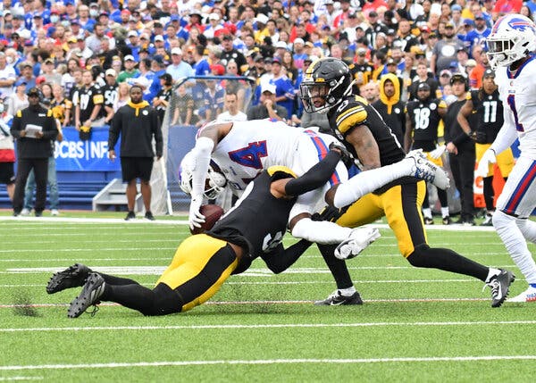 Steelers safety Minkah Fitzpatrick tackled Stefon Diggs of the Bills during the first quarter.