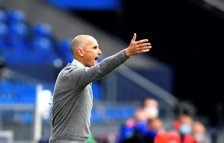 Herrlich makes belated touchline debut as Augsburg thump Schalke