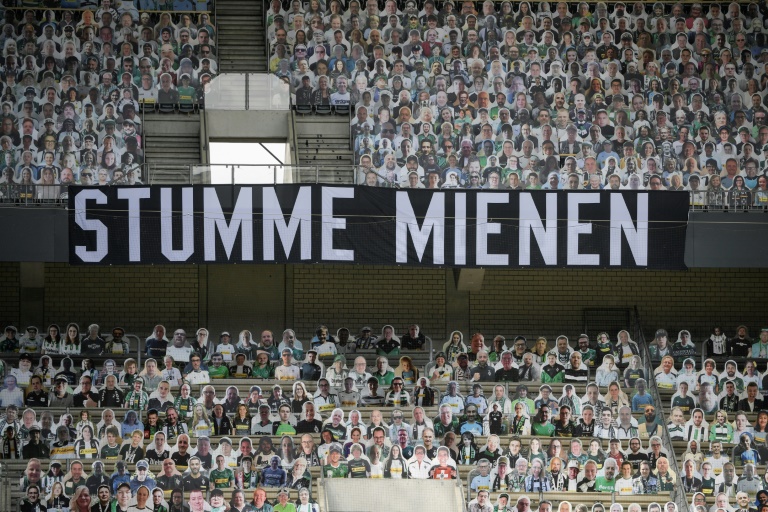 Gladbach crash in front of 13,000 'cardboard fans'