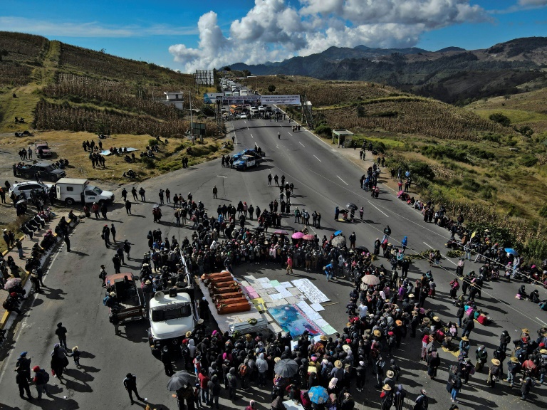 Families block road after bloody Guatemala village attack » Capital News