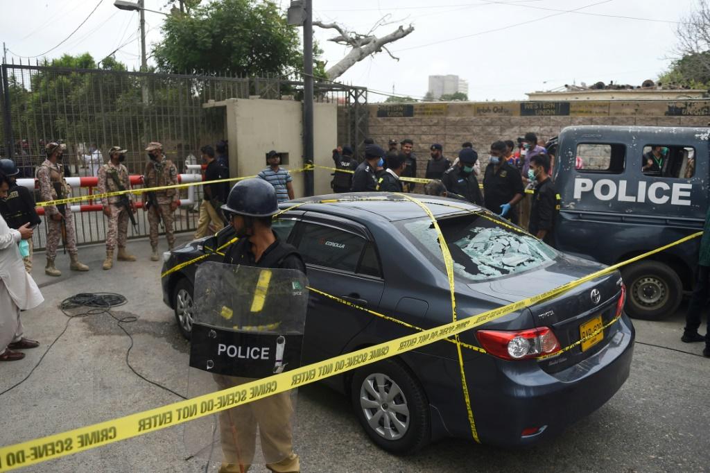 six killed in attack on pakistan stock exchange