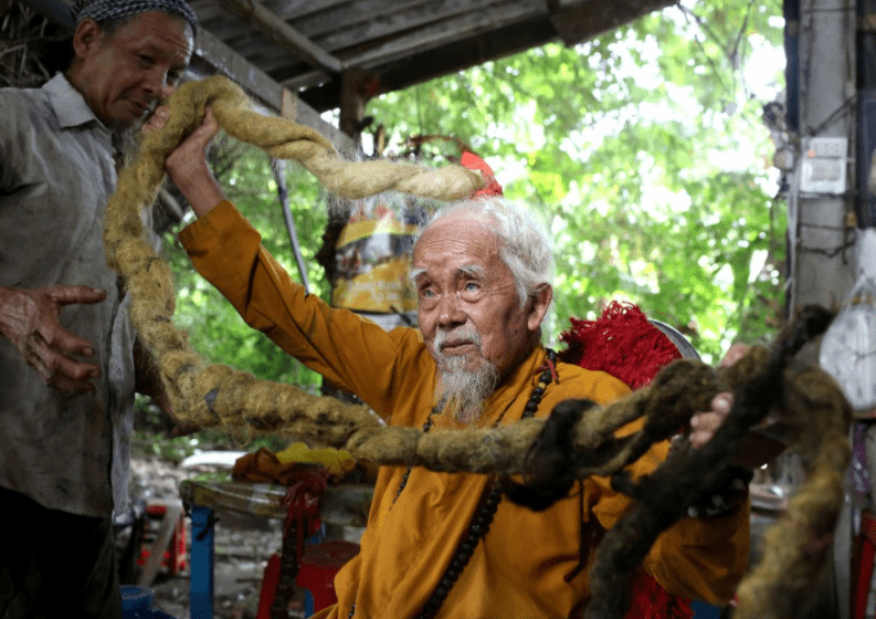 Meet Man Who Has Gone Almost 80 Years Without Shaving, Combing Or Washing His Hair