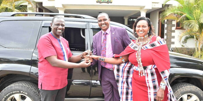 Ruto Gifts Toyota Prado to Pastor [PHOTOS]