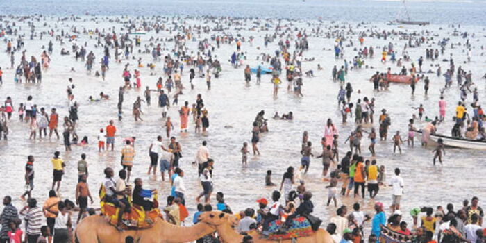 Kenyans Flock Mombasa Beach Ahead of Uhuru's Address [VIDEO]