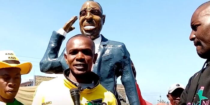 Man Pushes Wheelbarrow From Nakuru to Deliver Gift to Ruto