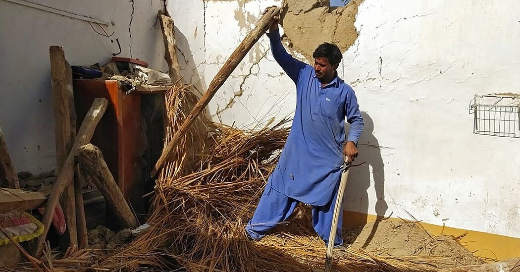 Earthquake Kills at Least 20 in Pakistan