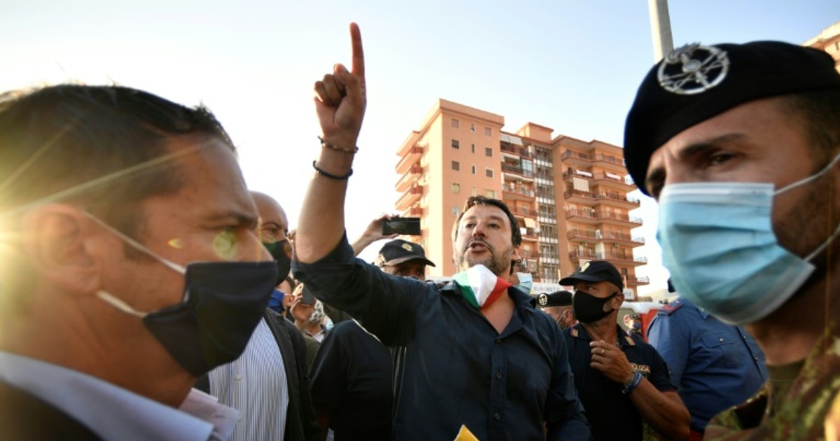 Crowd heckles Italy's far-right leader Salvini [ARTICLE]