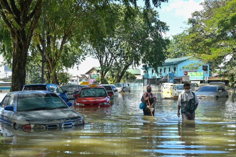 Thousands flee as floods worsen in Malaysia » Capital News