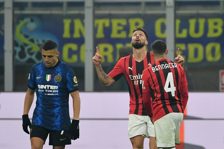 Giroud shoots open Serie A title race with derby double