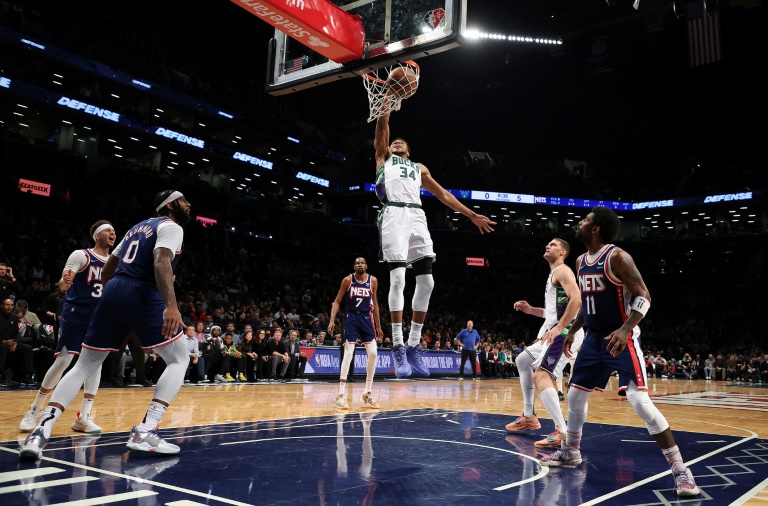 Record-setting Giannis lifts Bucks over Nets