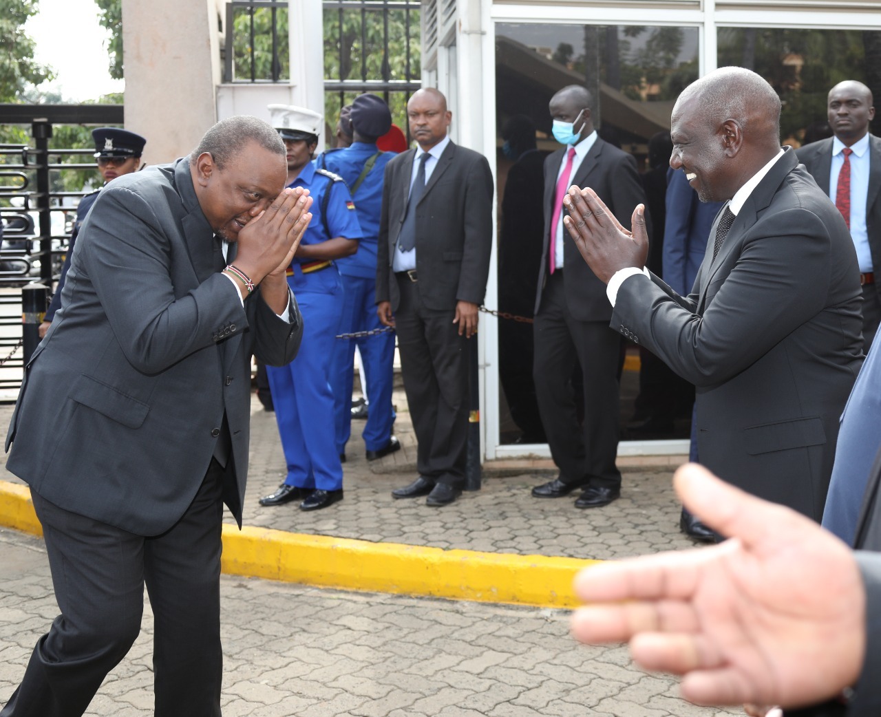 Mixed Reactions As President Uhuru Fails To Shake Hands With DP Ruto