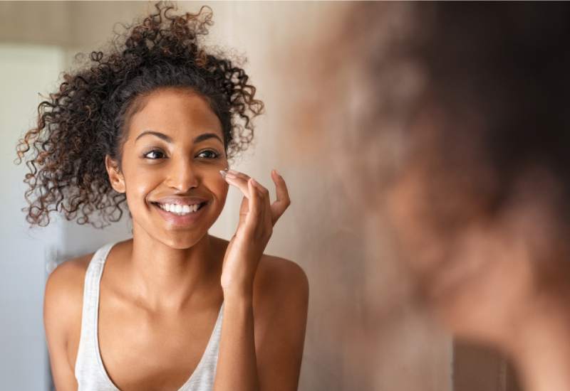 Dos and don’ts of skincare before and after a workout Eve woman