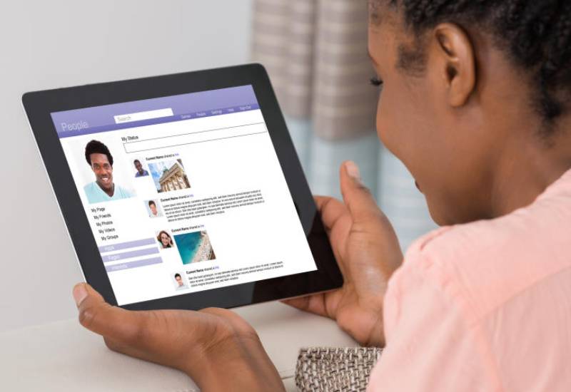 Risks of online dating Eve woman
