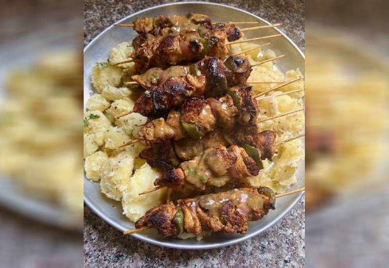 Mishkaki with crushed potatoes, gravy Eve woman