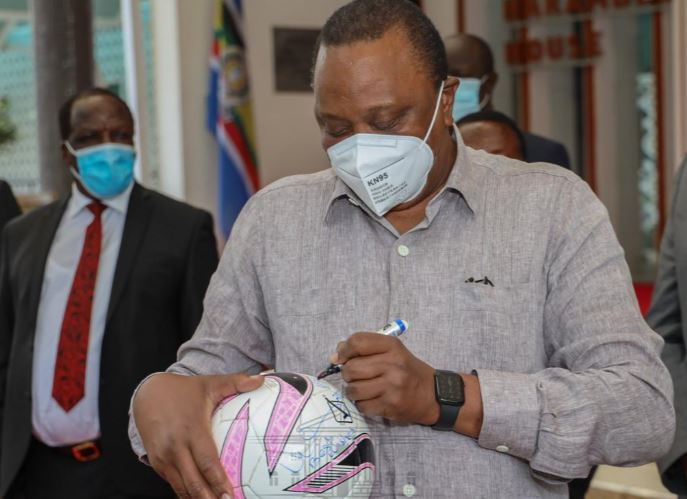 President Uhuru gives Nzoia Sugar FC new team bus, donates Sh2 million [PHOTOS]