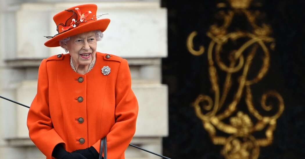 Queen Elizabeth to Miss Remembrance Service Because of Sprained Back