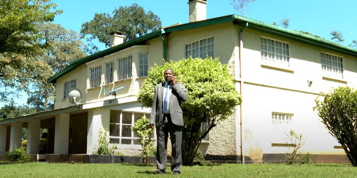 Meet Governor Living in an Old House, has One Security Officer