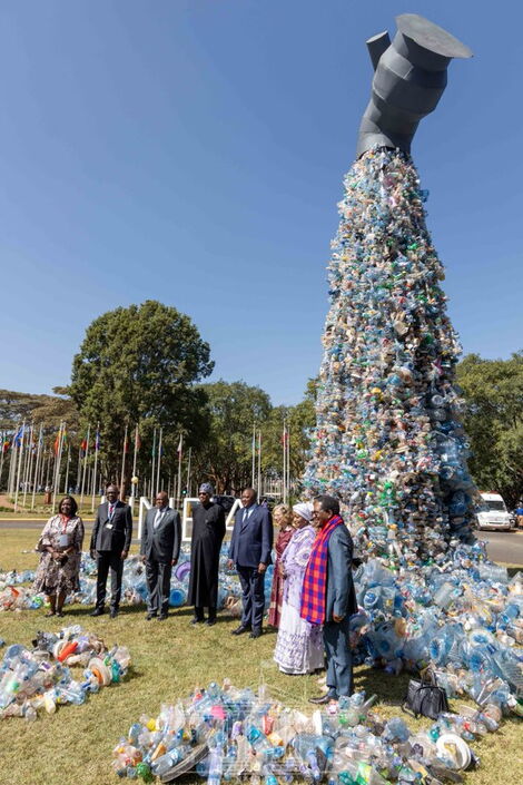President Uhuru Kenyatta together with President Muhammadu Buhari of Nigeria with other UN and government officials taking a photo in front of the statue in Gigiri Nairobi on March 3, 2022.