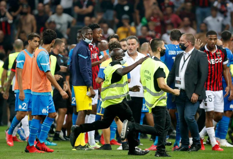 Crowd invades pitch after they threw a bottle to Payet : The standard Sports