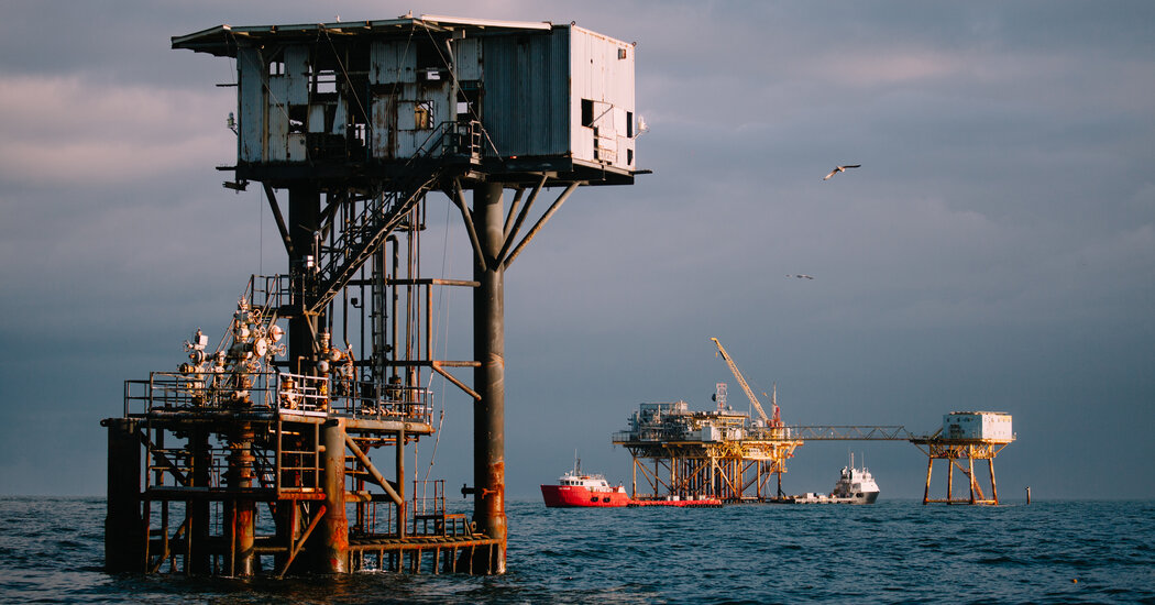 Biden Administration Halts New Drilling in Legal Fight Over Climate Costs