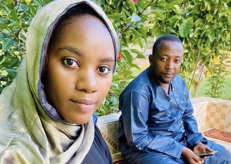 Diamond Platnumz manager weeps uncontrollably during wife’s burial! (Video)