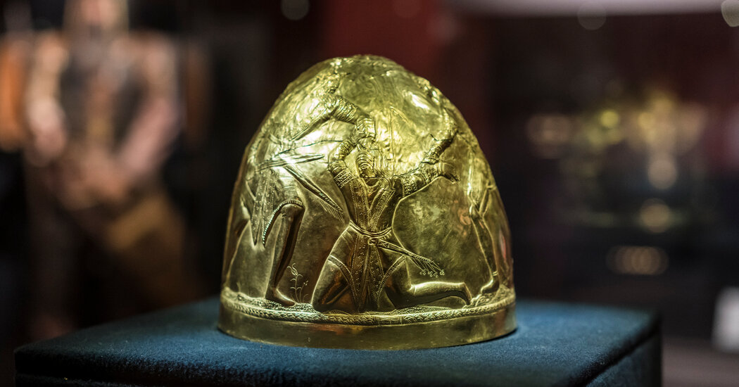 Ukraine Says Russia Looted Ancient Gold Artifacts From a Museum