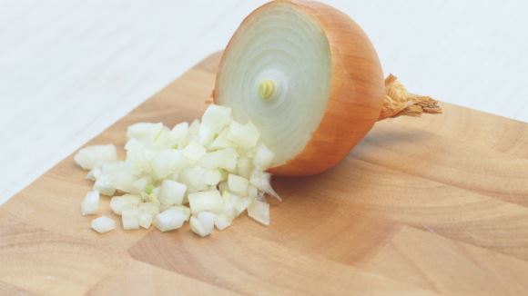 Why you should eat raw onions at night