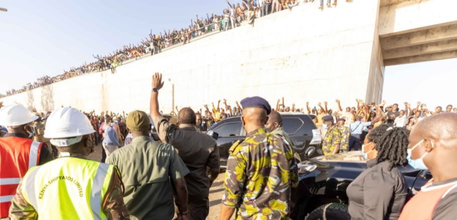 PHOTOS of Uhuru’s Impromptu Inspection of Three Mega Projects