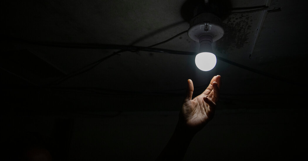 Old-Fashioned, Inefficient Light Bulbs Live On at the Nation’s Dollar Stores