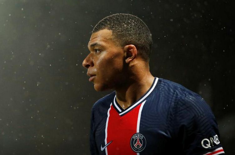 Crowd erupts as PSG announce Mbappe extends contract until 2025 : The standard Sports