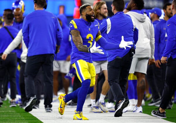 Odell Beckham Jr. of the Los Angeles Rams in the final moments of the fourth quarter.