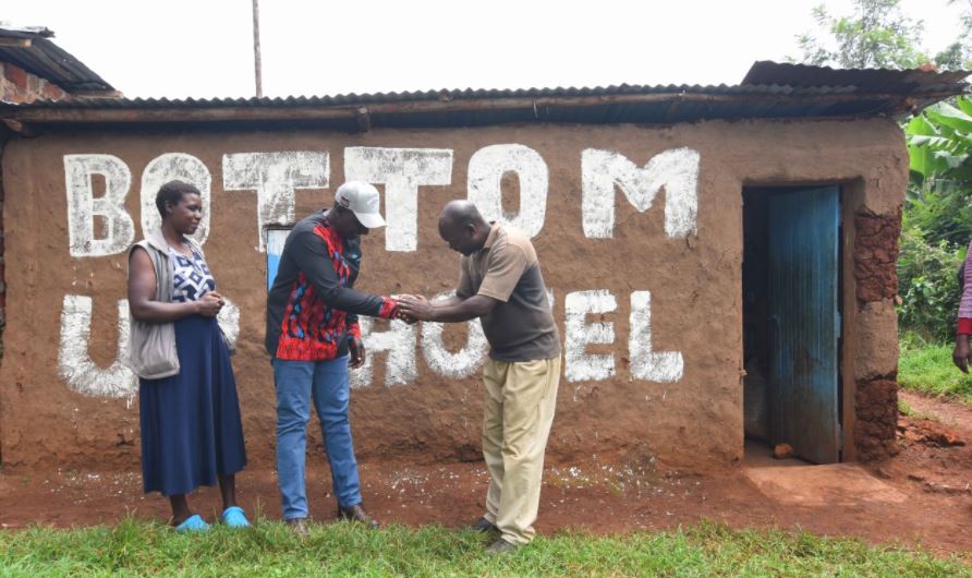 DP Ruto Enjoys Tea at ‘Bottom Up Hotel’ in Nyamira, Gifts Owners Sh100K