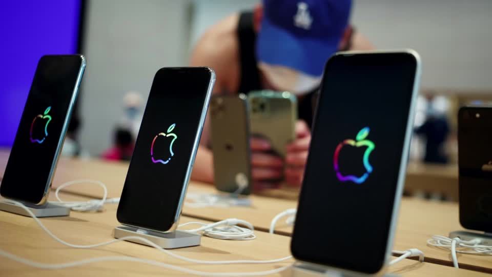 Apple puts India iPhone plant 'on probation' after mass food poisoning