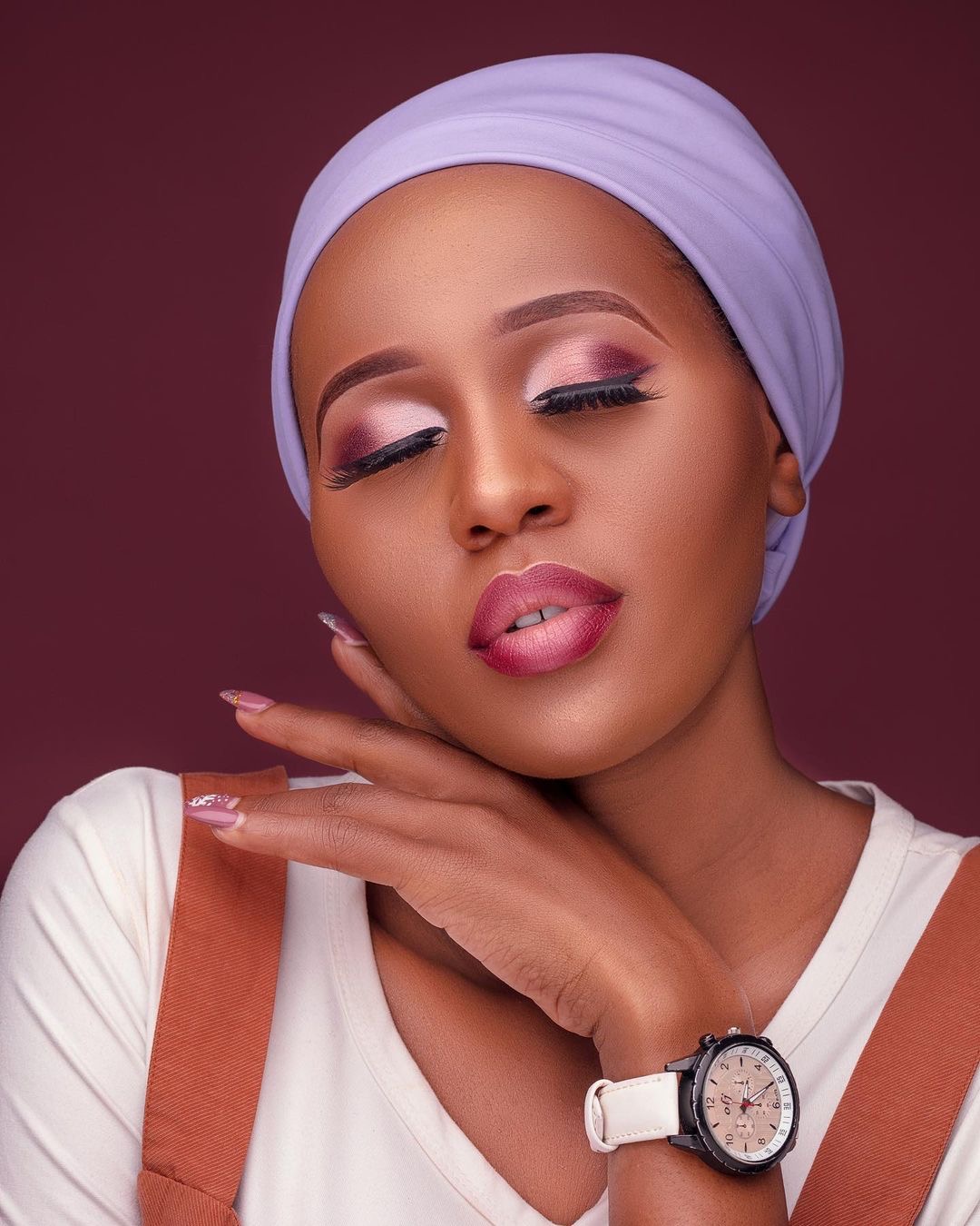 Hot Akorino model flaunts arches of skin with tiny bikini (Videos)