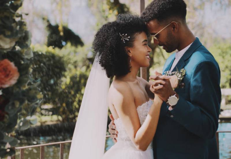How to plan a wedding on a budget Eve woman