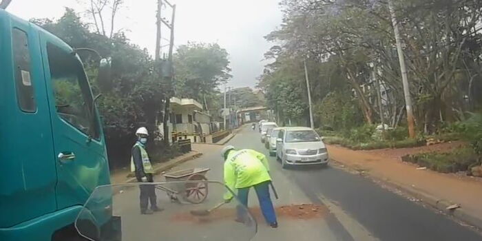 Watch as Nairobi Traffic Cop Repairs Dangerous Pothole