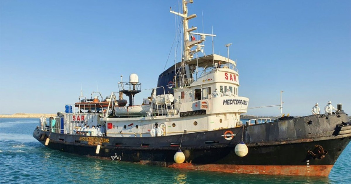 Migrants test positive for coronavirus after arriving in Italy