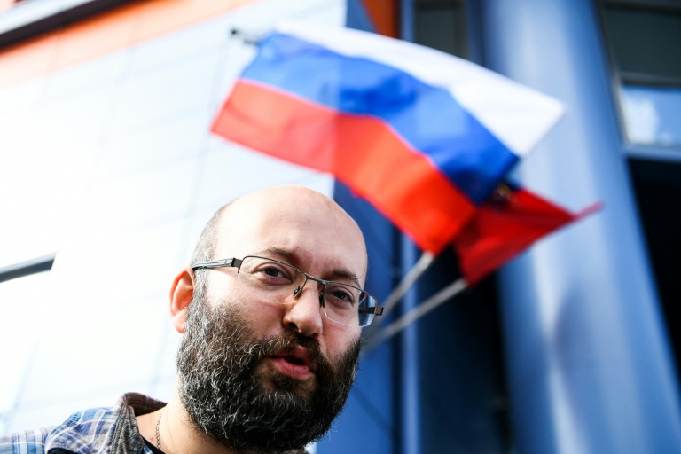 Anti-Kremlin reporter faces fine for 'discrediting army'