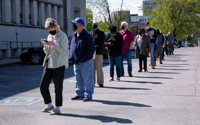 US jobless claims drop, showing no Omicron variant hit yet