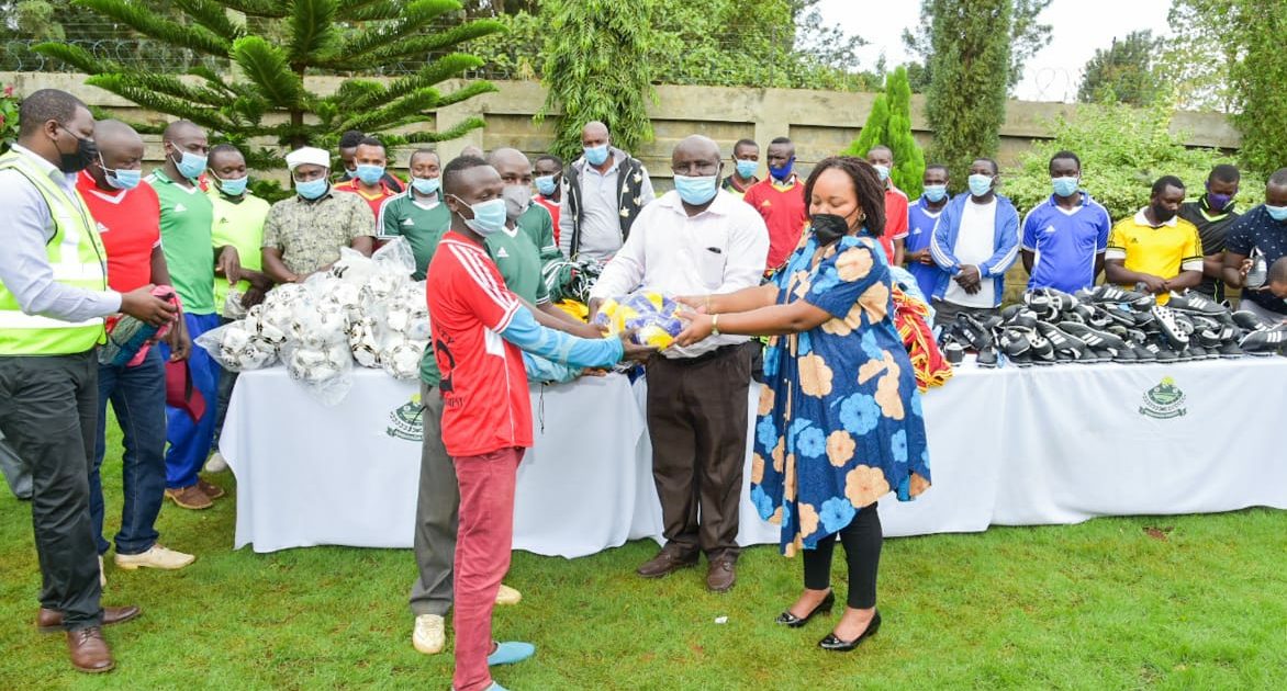 Waiguru issues sport kits to youth – Kenya News Agency