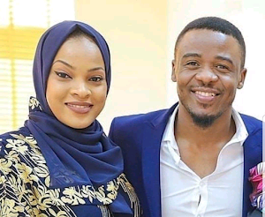 Ali Kiba with his wife Amina fighting for space photo
