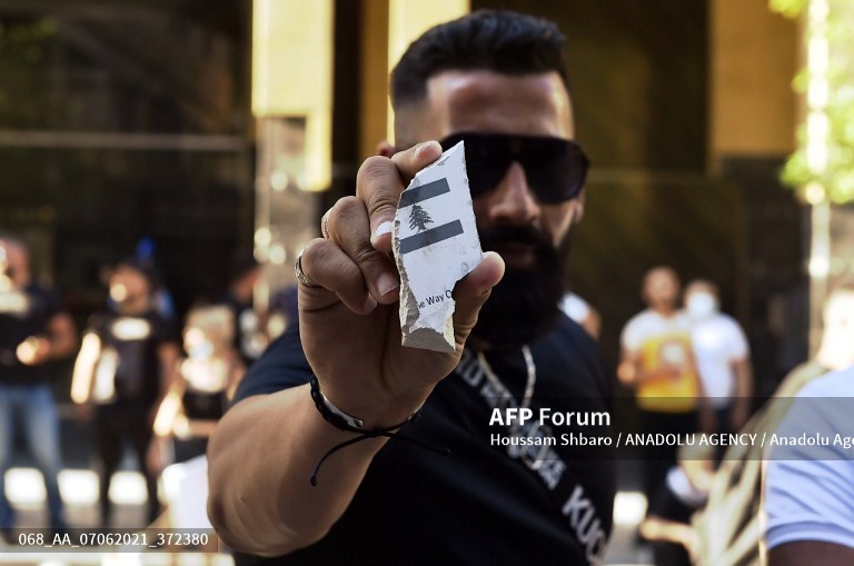 Lebanese currency sinks to new low