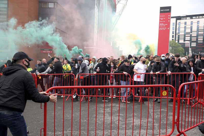 Man United erect 10-foot steel fence around Old Trafford in fear of more protests : The standard Sports