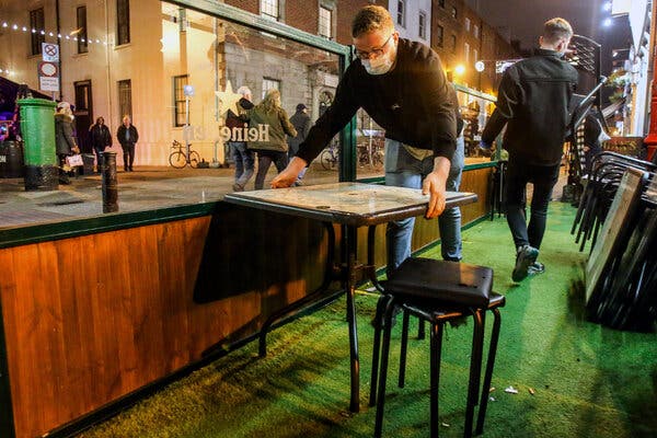 Daniel Smith, of Grogans Bar in Dublin, preparing for the early 8 p.m. closing time in late December. Pubs and restaurants were ordered to close early in the wake of an Omicron-driven surge.