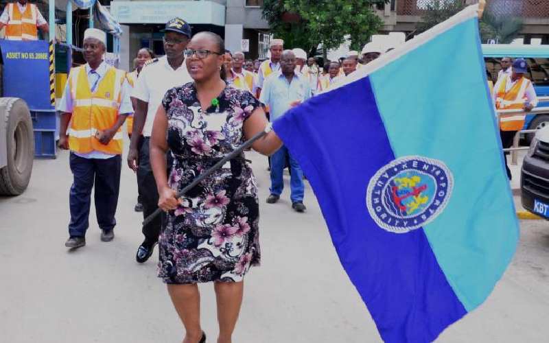 Uhuru tours Mombasa port amid looming strike by KPA employees