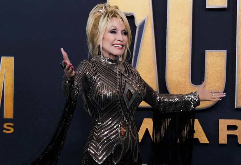Dolly Parton dedicates country music awards show to people of Ukraine Eve woman
