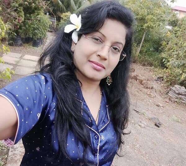 Manisha Jadhav was one of 13 doctors honored for their efforts by the governor of Maharashtra State in December.