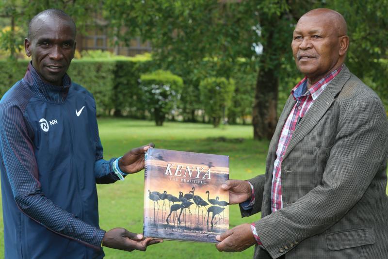 Book with legends signatures is unveiled : The standard Sports